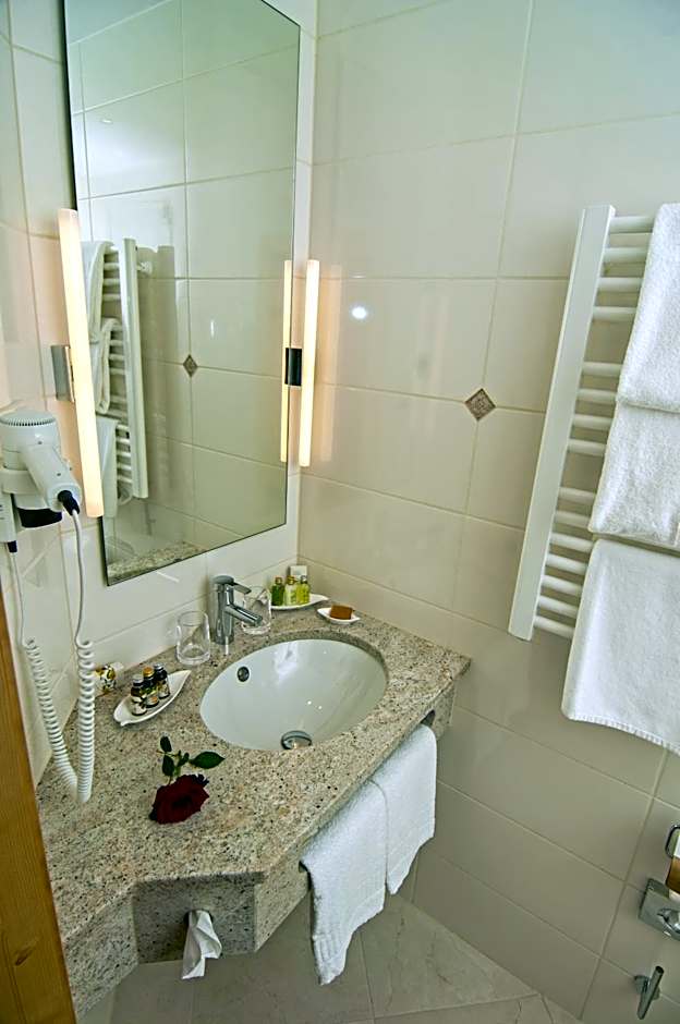 Hotel Alpenhof - ruhige Wohlfühloase zwischen München, dem Fünf-Seenland und den Bergen, in S-Bahnnähe