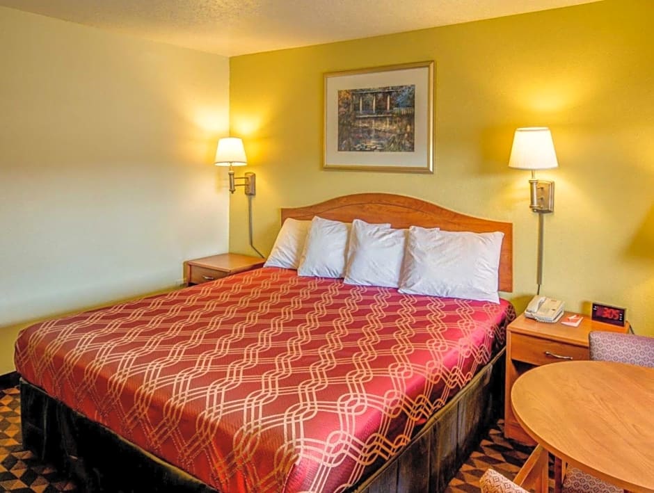 Econo Lodge East