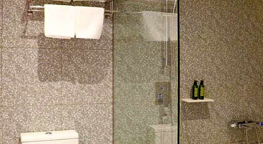 The Quarter Ratchathewi  by UHG