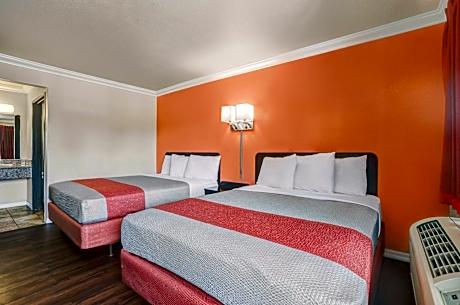 2 Queen Beds | Smoking, Micfridge