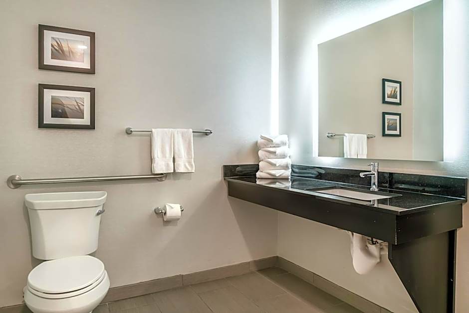 Photo 1 of 2 of 2 Queen Beds, Accessible, Bathtub