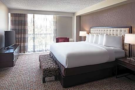 1 King Corner Balcony Room - Sweet Dreams Bed