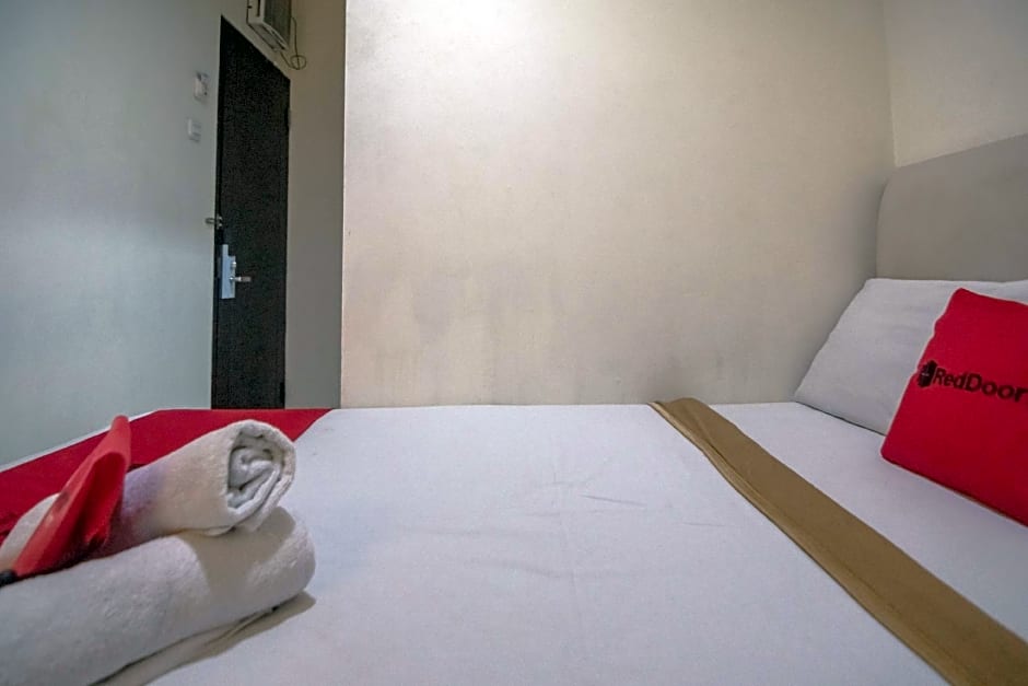 RedDoorz near RS Husada