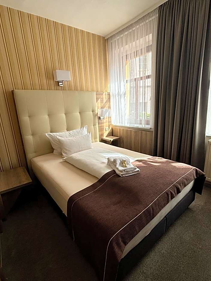 "Zur Altstadt - Am Fuße der Osterburg" Gaststätte, Pension, FEWO