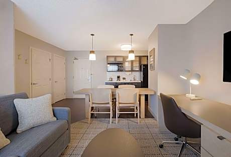 One-Bedroom Queen Suite with Bathtub - Mobility Accessible