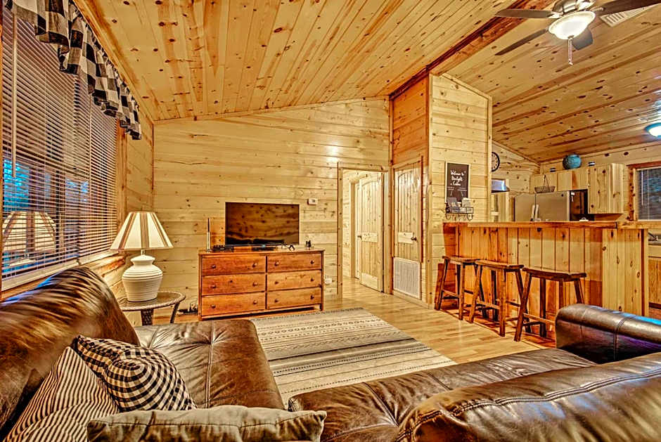 Broken Bow Starlight Cabin with Private Hot Tub!