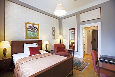 Queen Room (55 in bed)