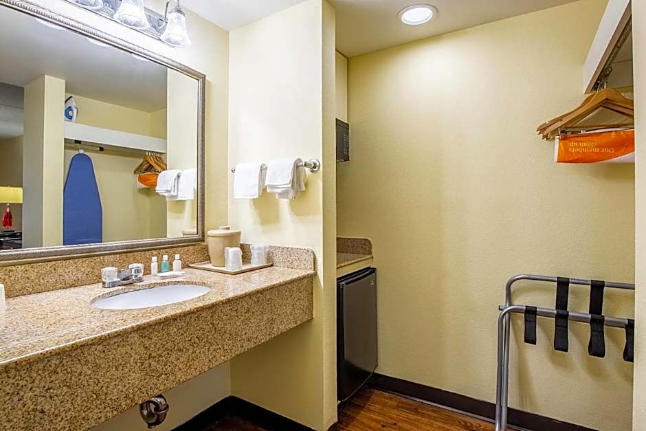 Econo Lodge Naval Station Norfolk