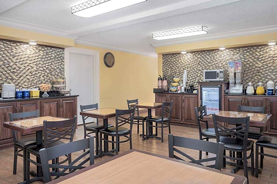 Days Inn by Wyndham Macon I-475