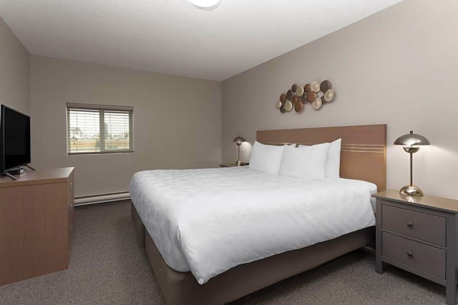 Photo 1 of 5 of Deluxe 1 Queen Bed, Nonsmoking