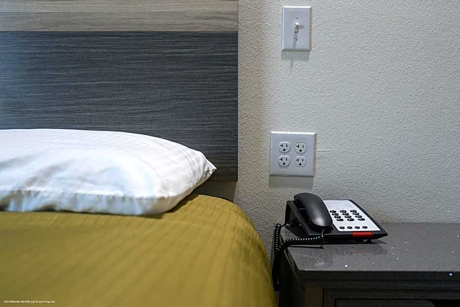 Texas Bungalows Hotel and Hotel Que at i35 Austin Pflugerville