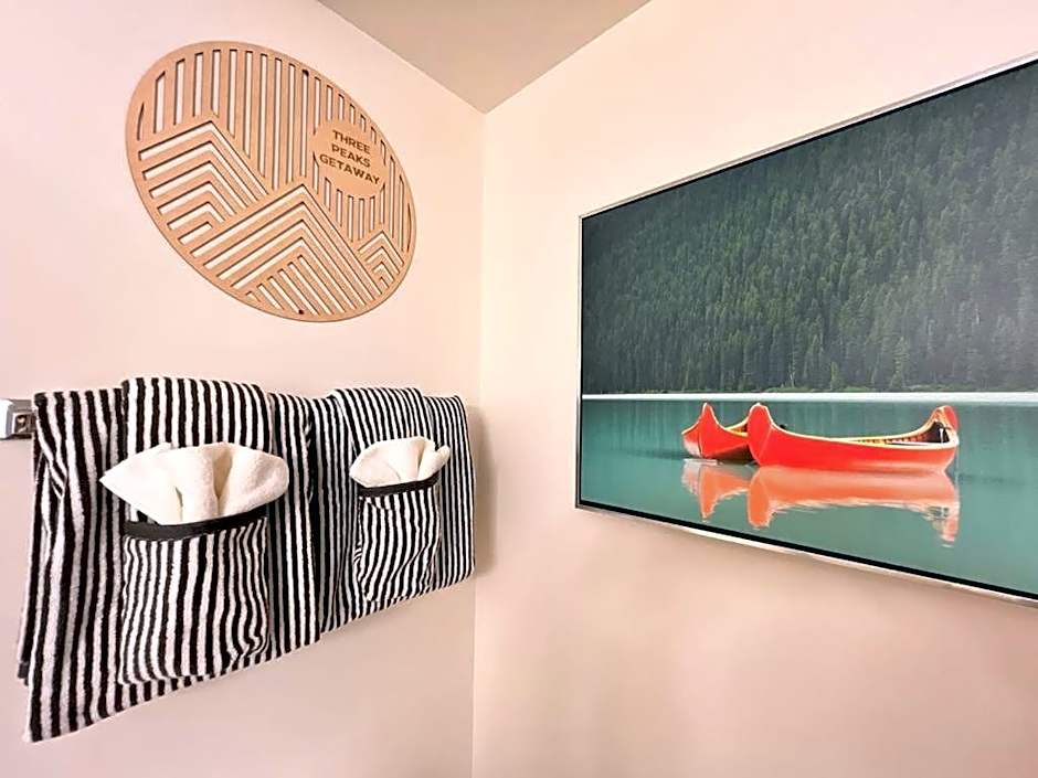 Three Peaks Getaway Jacuzzi Suite - sleeps 4