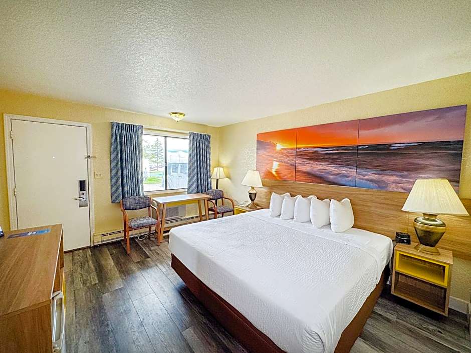 Days Inn by Wyndham Mackinaw City - Lakeview