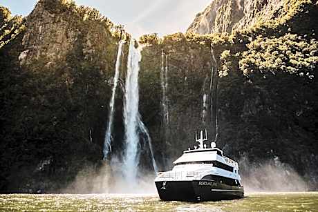 Milford Sound Overnight Cruise - Fiordland Discovery