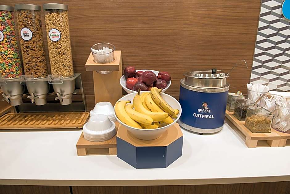 Holiday Inn Express and Suites Louisville N Jeffersonville By IHG