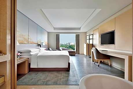 Junior Suite, Club Lounge Access, 1 King Bed - INR 1000 F&B Credit, 1+1 on Selected Beverages (Happy Hours 17:00 -19:00 Hrs)