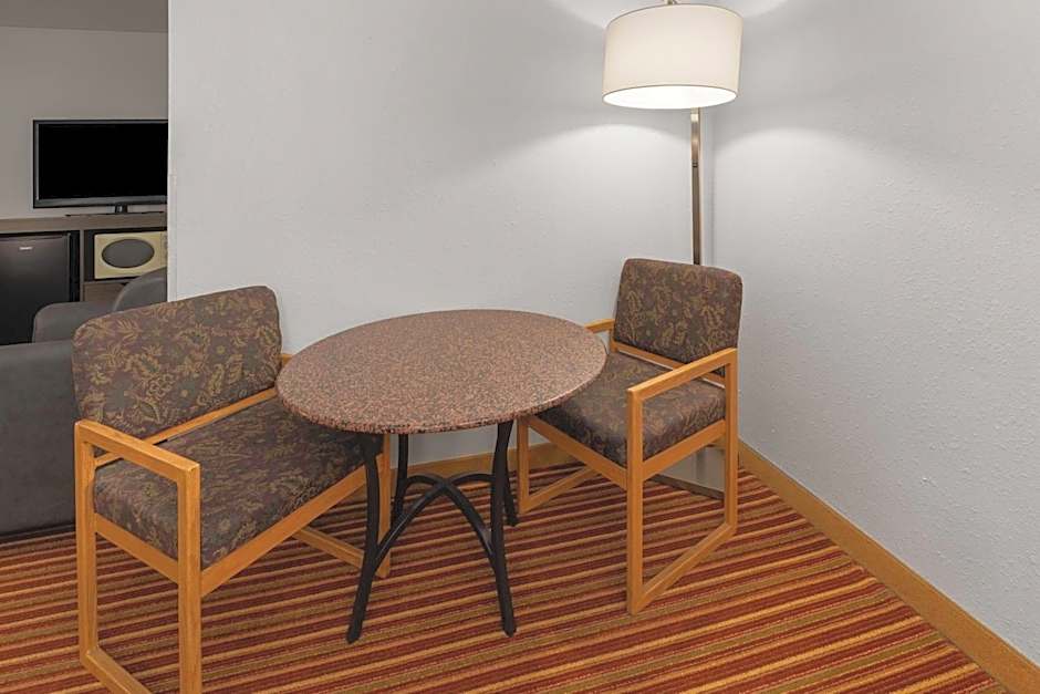 Super 8 by Wyndham Rock Port MO