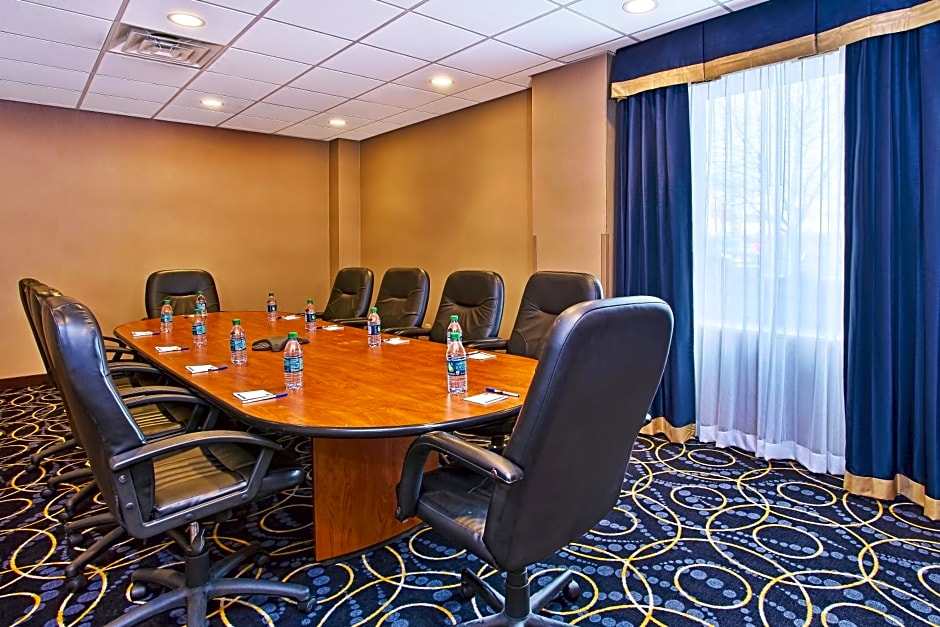 Holiday Inn Express and Suites Pittsburgh West Mifflin By IHG