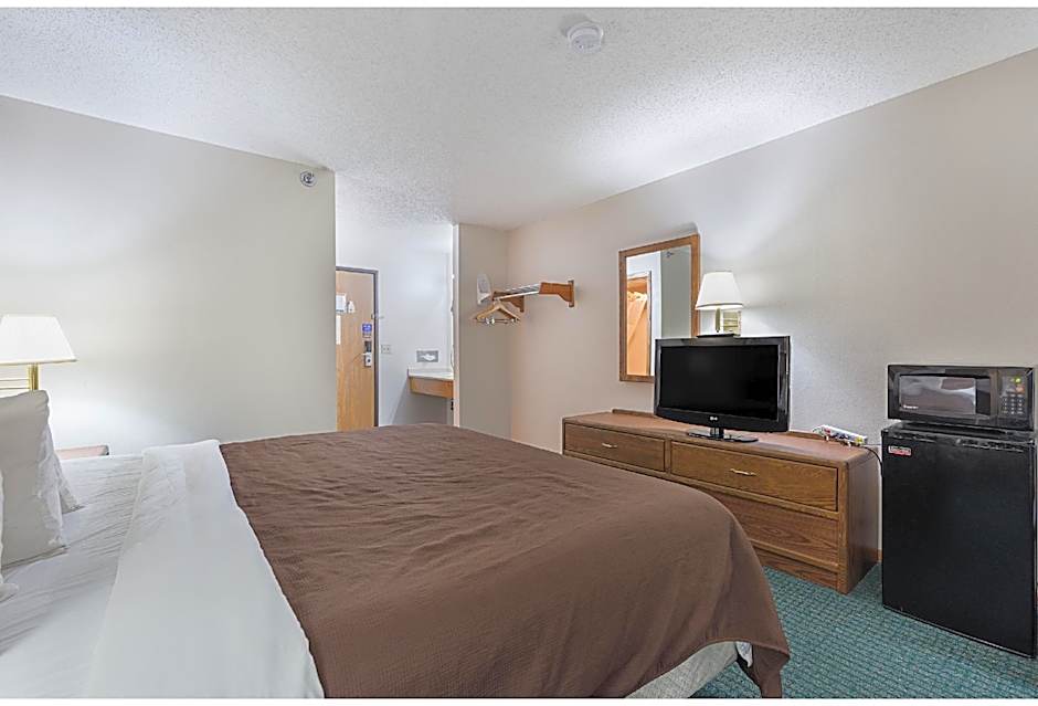 Photo 1 of 6 of 1 King Bed with Sofabed Suite