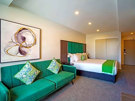 Deluxe Studio 1 King Bed