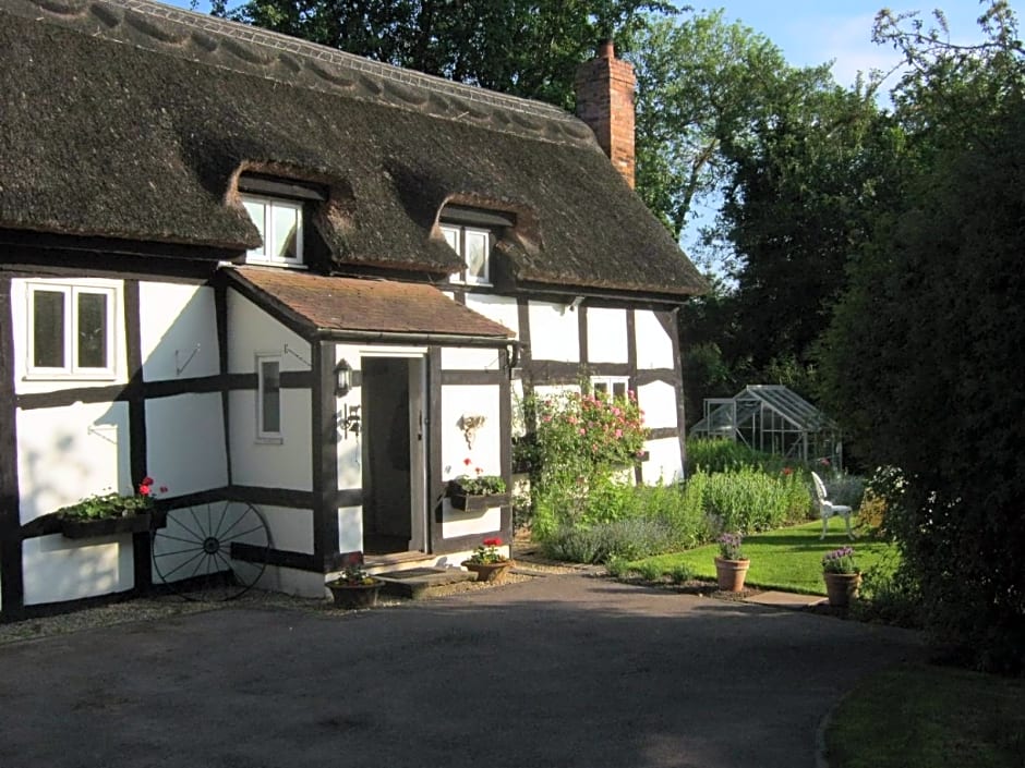 THE MOATS - CODDINGTON A small private thatched cottage B&B located in quiet countryside between Ledbury and Malvern - convenient for the Malvern Three Counties Showground and 5 miles from excellent shops restaurants and Ledbury Poetry Festival