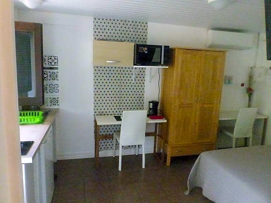 Au Petit Canal Fleuri