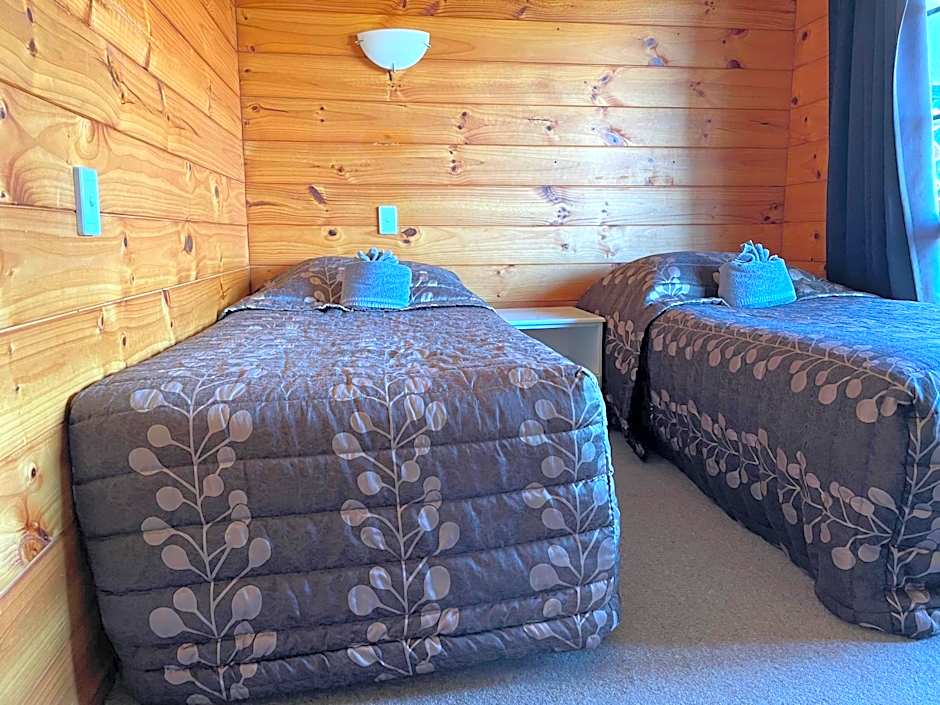 Cedarwood Lakeside Motel & Conference Venue