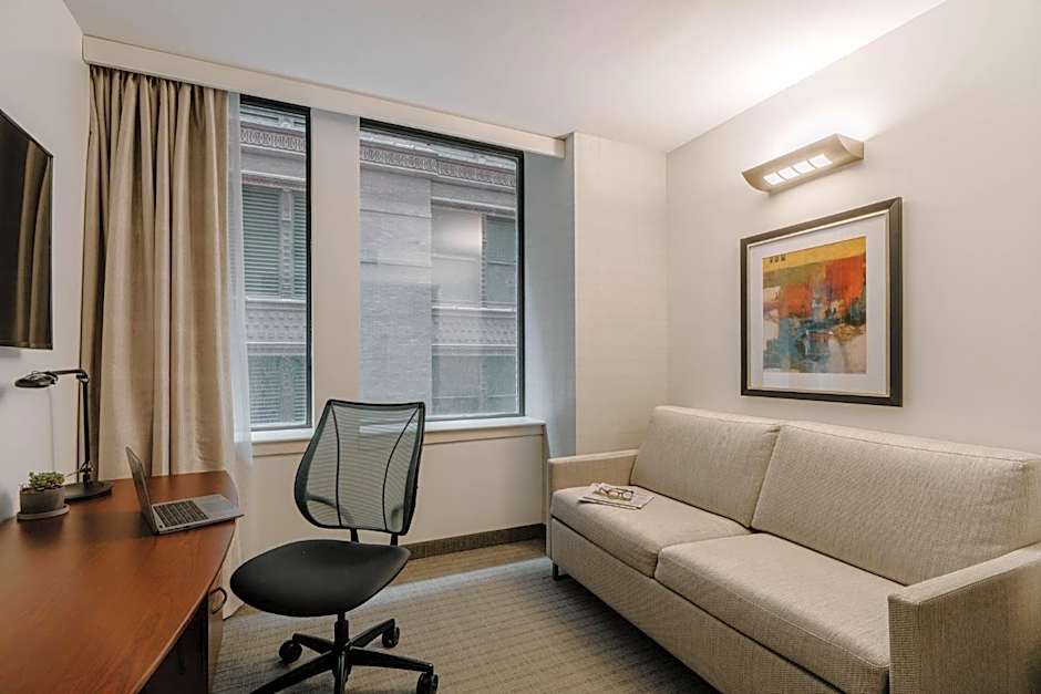 CLUB QUARTERS HOTEL, CENTRAL LOOP