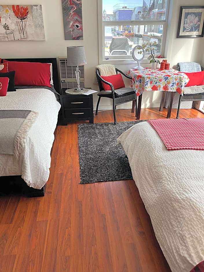 A Float Home B&B in Fisherman’s Wharf