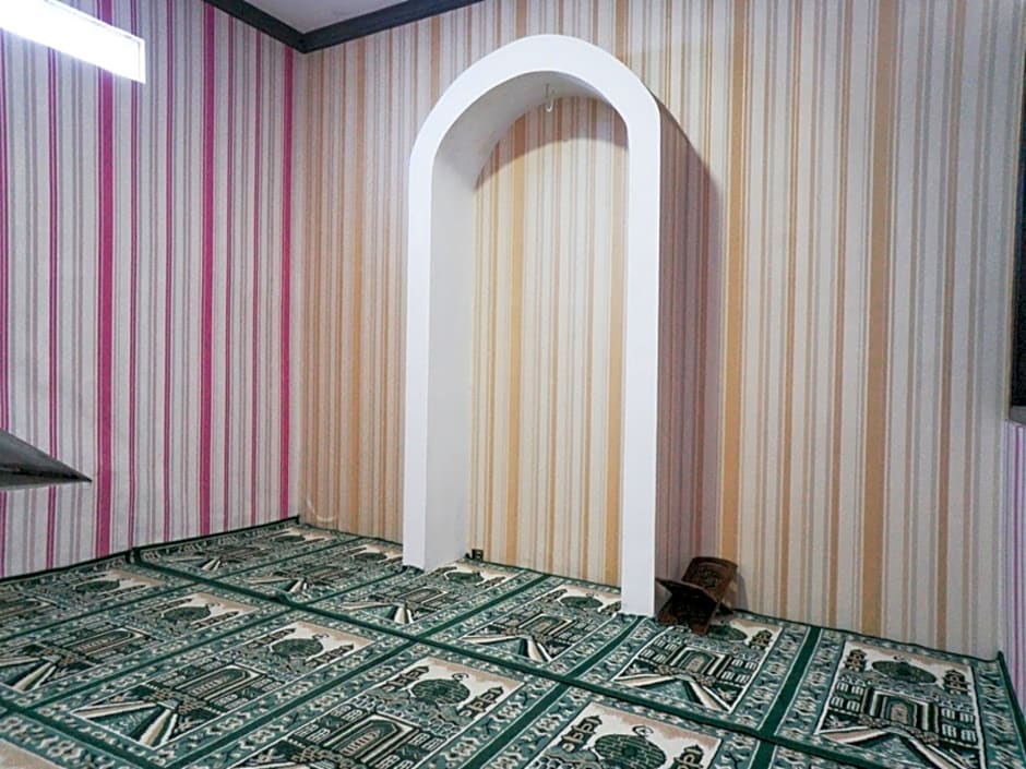 RedDoorz near Alun Alun Batu