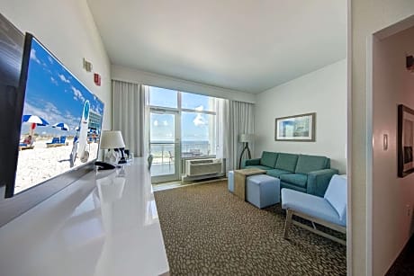 Corner King Suite with Bunk Beds and Sofa Bed - Bath Tub/Beach Front/Mobility Accessible
