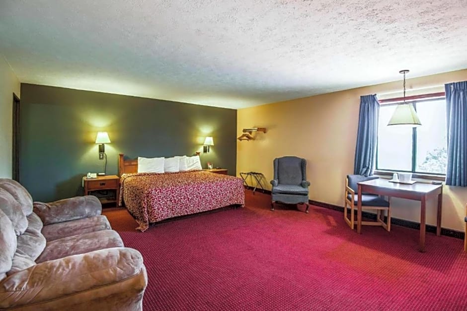 Photo 1 of 8 of Queen Bed Suite Smoking