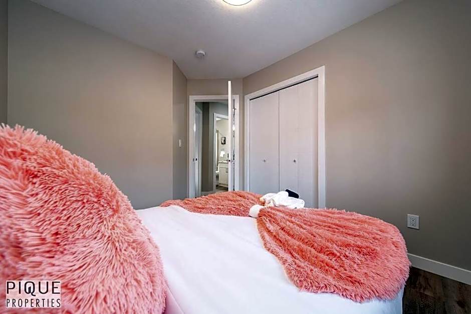 NEW, Euro-Style Suite, Whyte Avenue, AC, Netflix, Sleeps 6!