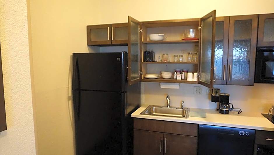 Candlewood Suites-West Springfield By IHG