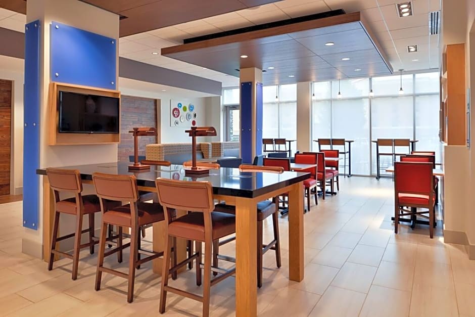 Holiday Inn Express & Suites - Marshalltown, an IHG Hotel