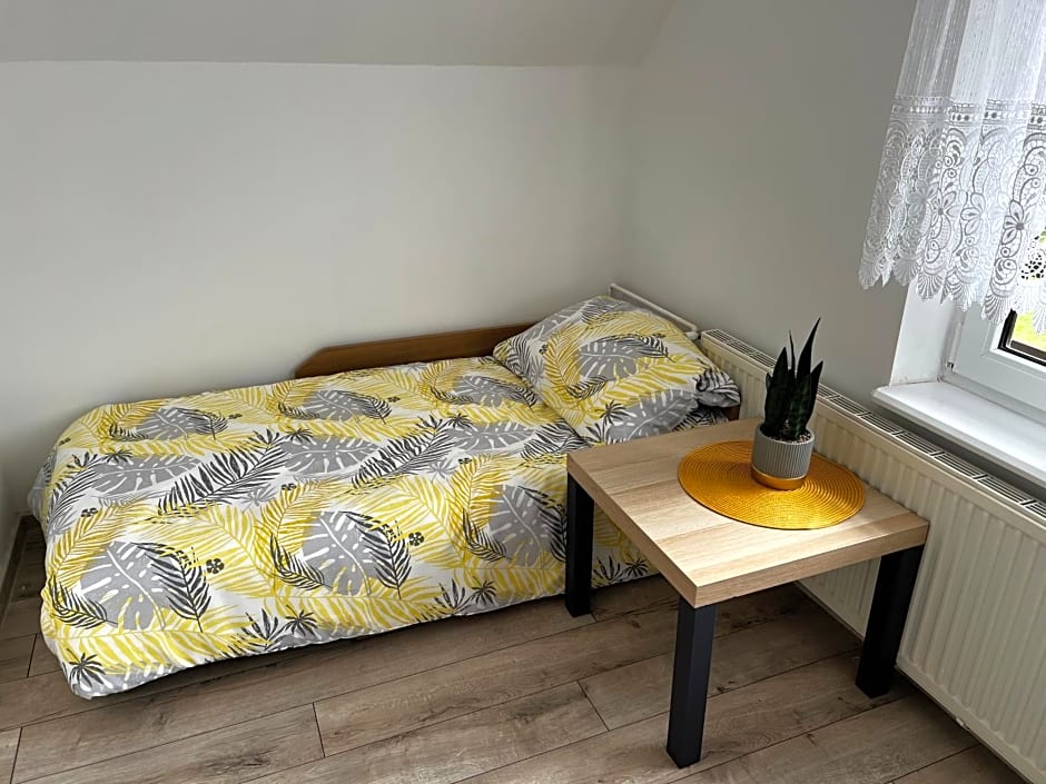 Domek Kamień nad jeziorem z jacuzzi