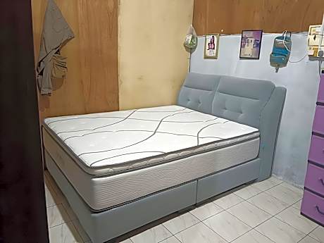 Room for rent (shared common areas)