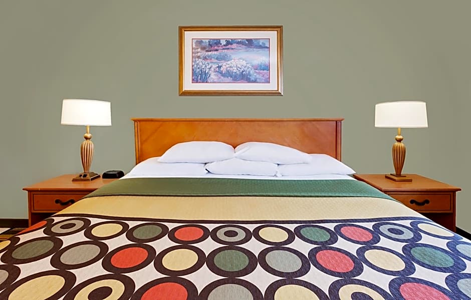 Super 8 by Wyndham Mt. Pleasant