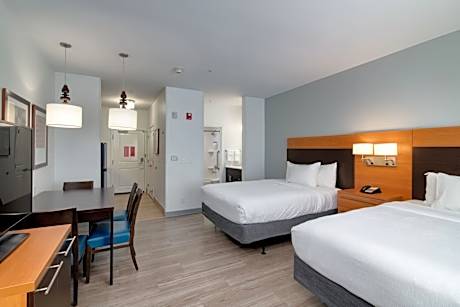 Queen Studio with Adapted Tub - Mobility Accessible