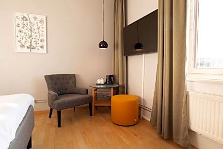 2 Single Mobility Access Roll In Shower Superior Room Desk Non-Smoking Full Breakfast