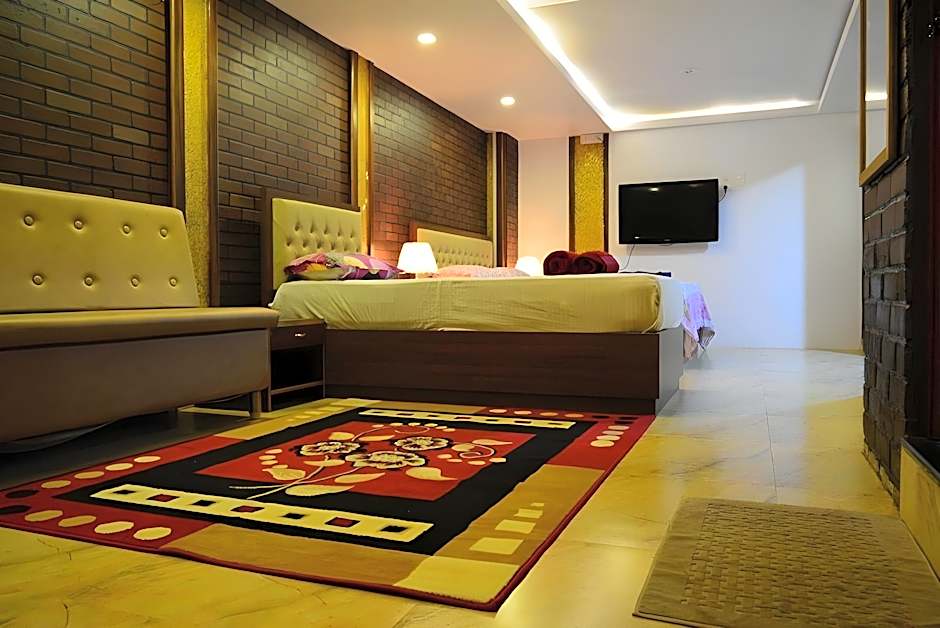 Round Cube Guest House