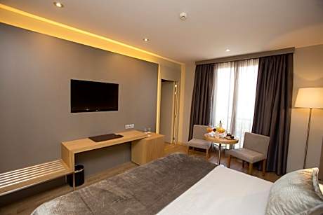 Family Room (2 Adults + 2 Children)