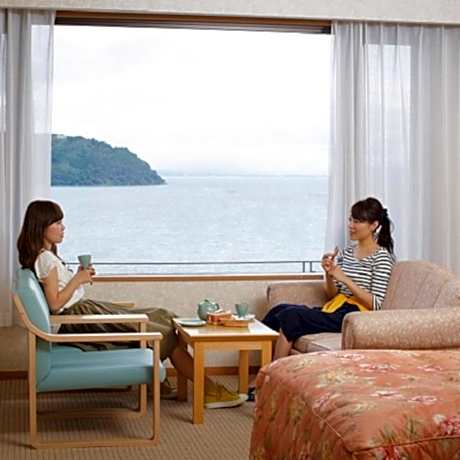 Twin Room with Lake View - East Building - Non-Smoking