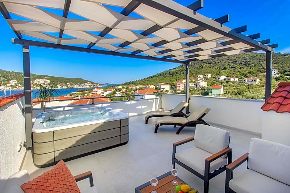 Villa Dalmatian Child with swimming pool, close to the beach