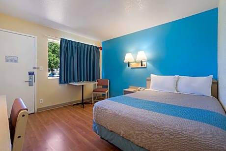 1 Queen Bed | Non-Smoking