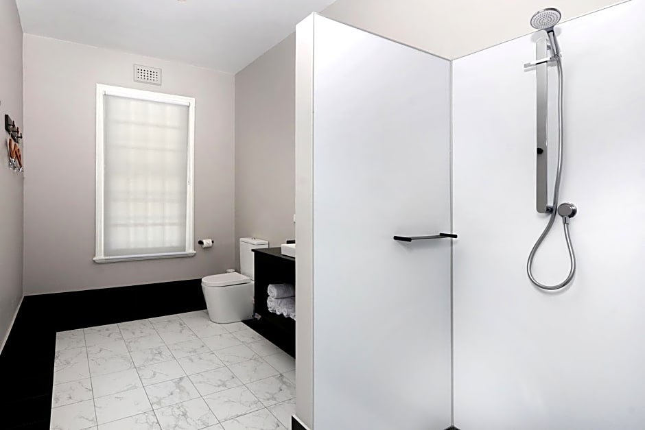 The Stirling Arms Hotel