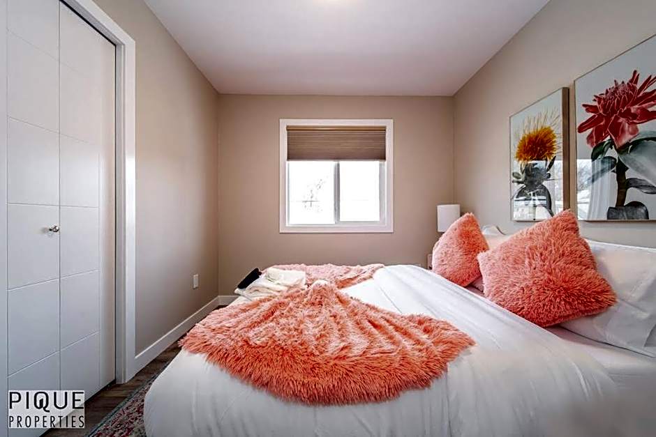 NEW, Euro-Style Suite, Whyte Avenue, AC, Netflix, Sleeps 6!