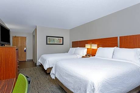 Standard Queen Room with Two Queen Beds and Tub - Communications Accessible