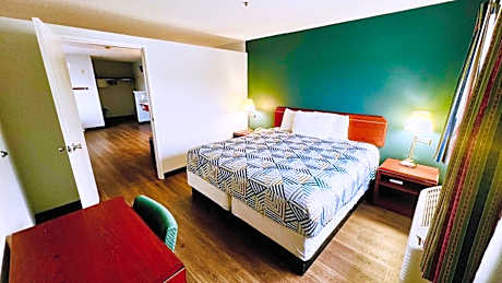 Deluxe King Suite - Non-Smoking