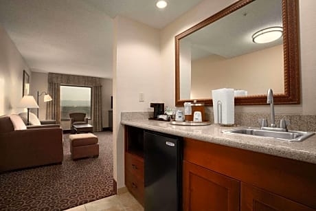  2 QUEENS MOBILITY ACCESSIBLE W/TUB NOSMOKE - MICROWV/FRIDGE/HDTV/WORK AREA - FREE WI-FI/HOT BREAKFAST INCLUDED -